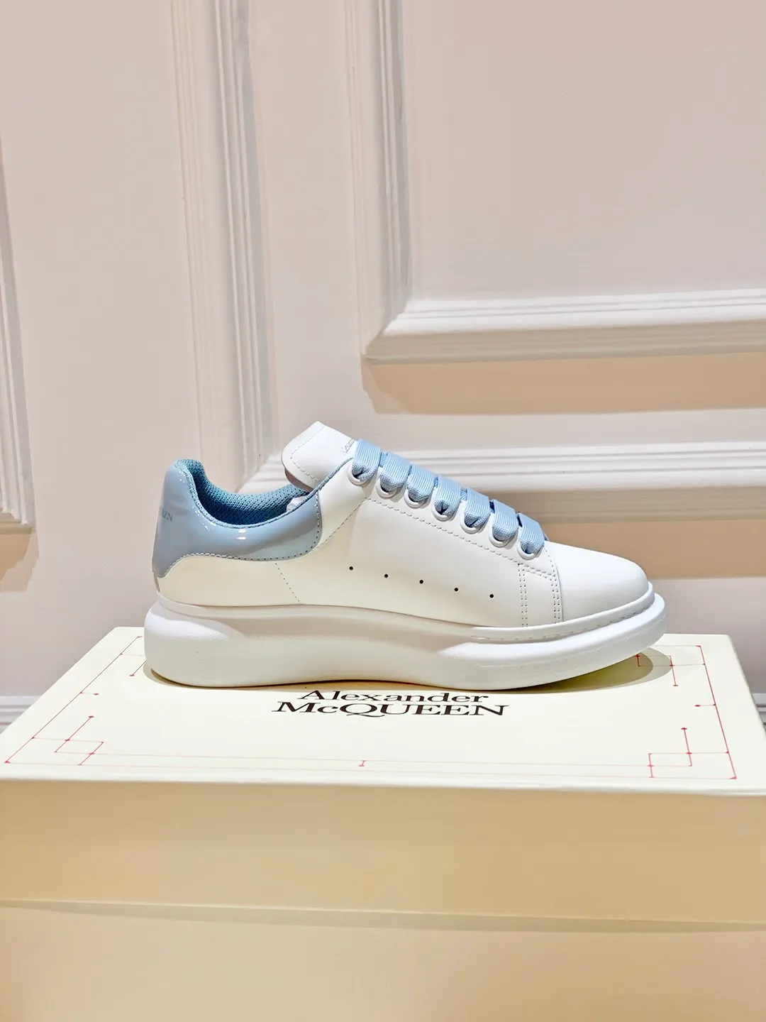 👟👟Ex-factory price 560👟👟 𝐀𝐥𝐞𝐱𝐚𝐧𝐝𝐞𝐫 𝐌𝐜𝐐𝐮𝐞𝐞𝐧A must-have for going out ~ full of confidence. McQueen white shoes are versatile and can instantly elongate your proportions. The long legs that fill the screen make you confident, sweet and cool, and can be controlled by both male and female gods, making you look better as you wear them. ⭐Shoe upper material: first-layer cowhide ⭐Shoe lining material: sheepskin ⭐Available sizes: 35-40, male 39-45 (female 40, male 45 customized)